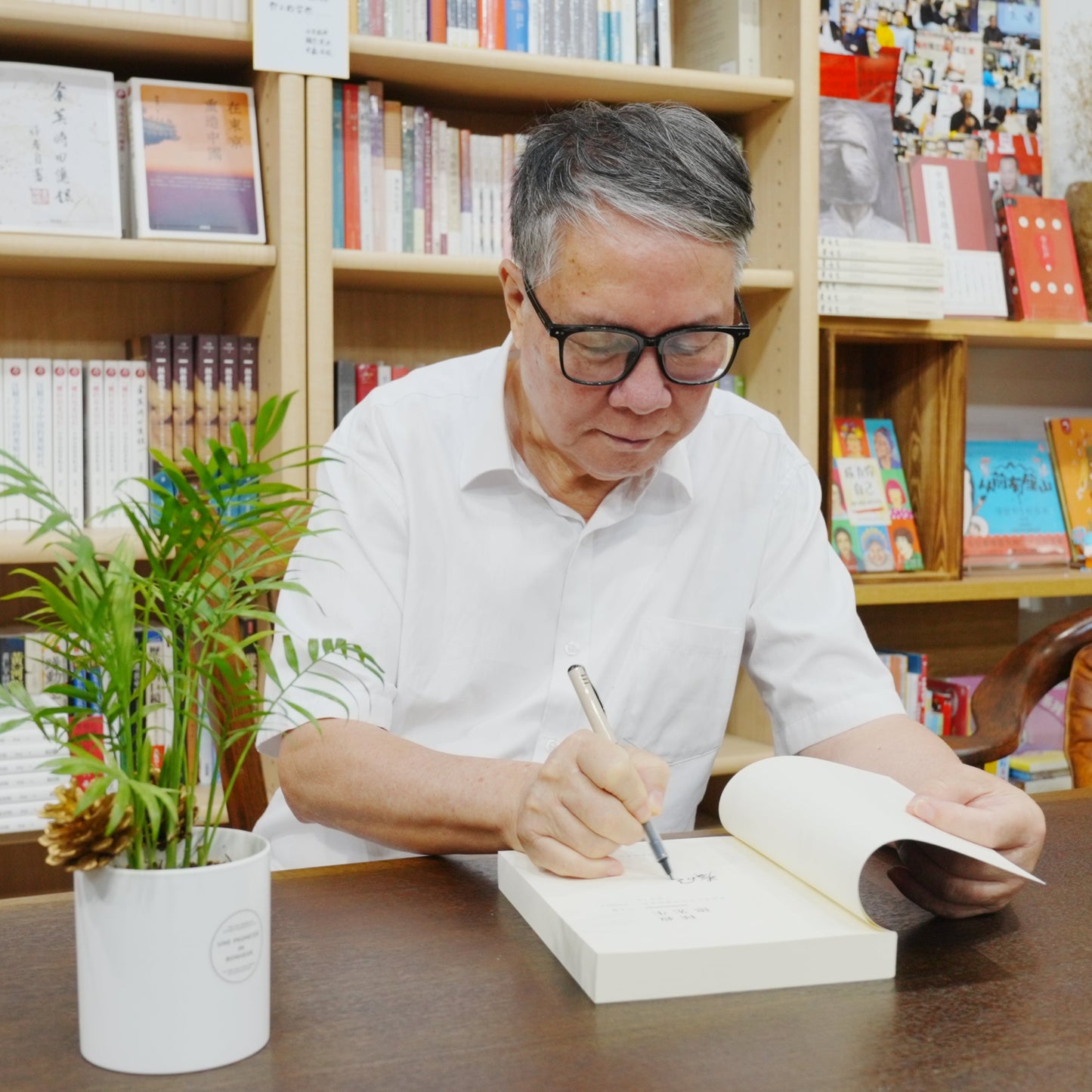拯救德先生：直面第三波民主潮的逆转（上下卷）（签名钤印版）【日本包邮】